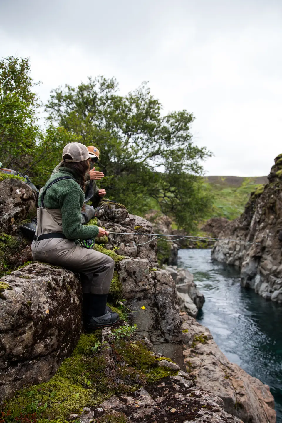 A guide and an angler on the bank of Stóra-Laxá